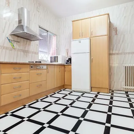 Casa 10-12 Personas Centro Con Aparcamiento Privado Para 2 Coches *